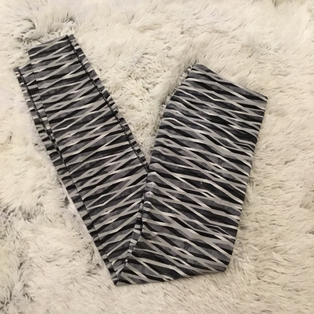 Nike Dri-fit Woman’s medium Workout leggings  black gray inner pocket